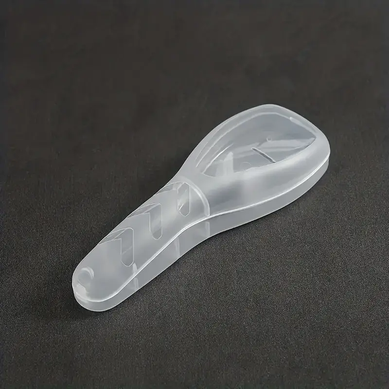Transparenter Kunststoffschaber, ergonomisch, für Küche, langlebig, auf schwarzem Hintergrund.