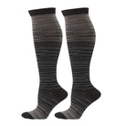 Schwarze Kompressionsstrümpfe mit Streifenmuster, knielang, atmungsaktiv, unisex.