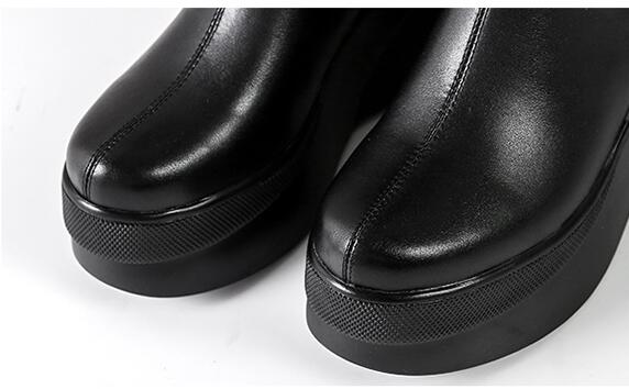Schwarze Lederstiefel mit Plateauabsatz, elegantes Design, hochwertige Verarbeitung, ideal für modische Outfits und stilvolle Anlässe.