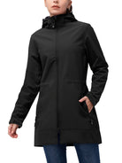 Damen-Softshelljacke in Schwarz, wasserabweisend, mit Kapuze und Reißverschluss. Ideal für Outdoor-Aktivitäten und Herbstmode.