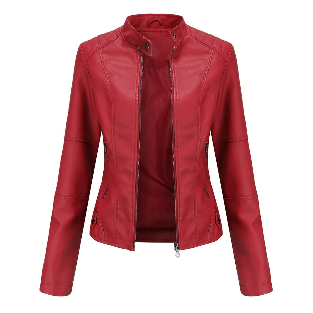 Rote Damen-Lederjacke mit Stehkragen, Reißverschlusstaschen und modernem Design. Perfekt für stilvolle Herbst- und Winteroutfits.