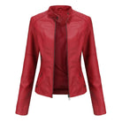 Rote Damen-Lederjacke mit Stehkragen, Reißverschlusstaschen und modernem Design. Perfekt für stilvolle Herbst- und Winteroutfits.