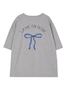 Graues T-Shirt mit blauem Schleifenmotiv und "La Vie en Rose"-Aufdruck. Modisches Damenoberteil, lässiger Stil, hochwertiger Baumwollstoff.