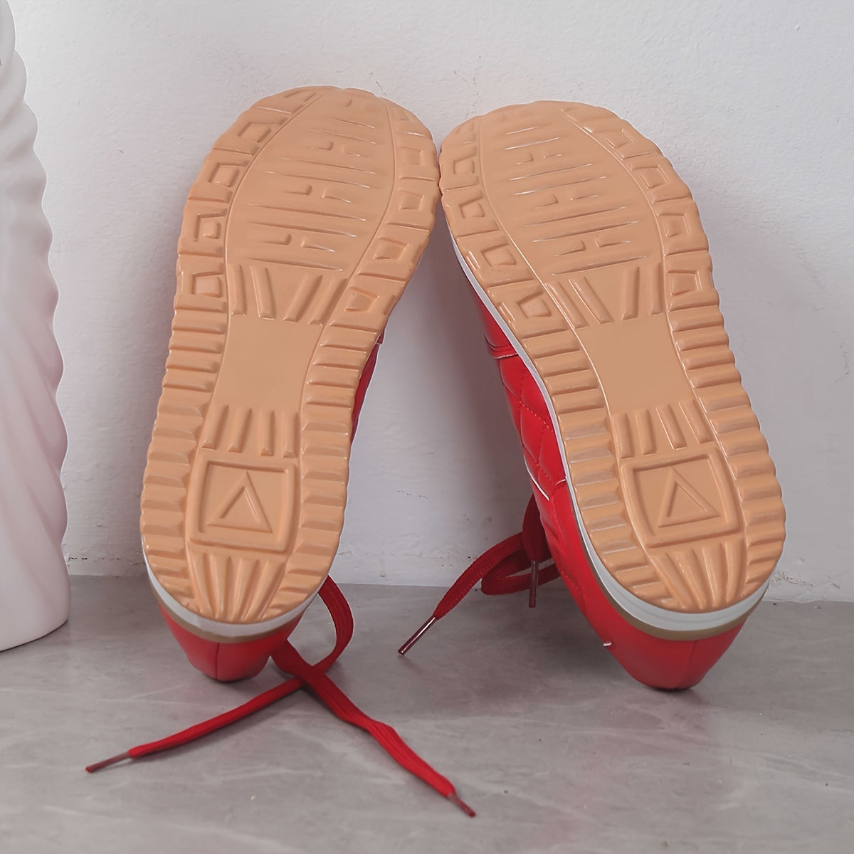 Rote Sneaker mit hellbrauner Sohle, modernes Design, rutschfest, ideal für Freizeit und Sport. Hochwertige Turnschuhe für Damen und Herren.
