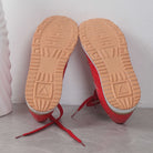 Rote Sneaker mit hellbrauner Sohle, modernes Design, rutschfest, ideal für Freizeit und Sport. Hochwertige Turnschuhe für Damen und Herren.