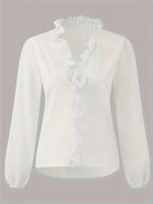 Elegante weiße Bluse mit Rüschenkragen und langen Ärmeln, ideal für Damenmode. Perfekt für Büro-Outfits und stilvolle Anlässe.