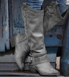 Graue Damenstiefel aus Leder mit Schnallen und Ziernähten, ideal für Herbstmode. Perfekt kombinierbar mit Jeans für einen lässigen Look.