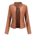 Damen Lederjacke in Braun, modisch und elegant, mit Reißverschlusstaschen und Stehkragen. Perfekt für Herbstmode und Streetstyle.