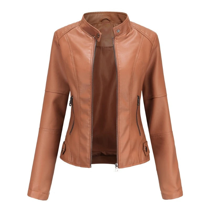 Damen Lederjacke in Braun, modisch und elegant, mit Reißverschlusstaschen und Stehkragen. Perfekt für Herbstmode und Streetstyle.