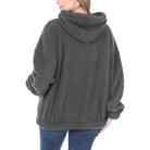 Frau in grauem Teddy-Fleece-Hoodie, Rückansicht, lässige Wintermode, gemütlicher Kapuzenpullover.