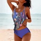 Farbintensiver Tankini mit floralem Muster am Strand. Perfekt für Sommer, Strandmode, Bademode, Damen, Urlaub. Hochwertige Materialien.