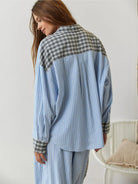 Damen-Pyjama-Set mit blau-weiß gestreiftem Hemd und karierten Details. Bequemes Nachtwäsche-Design, ideal für entspannte Nächte und stilvolle Loungewear.