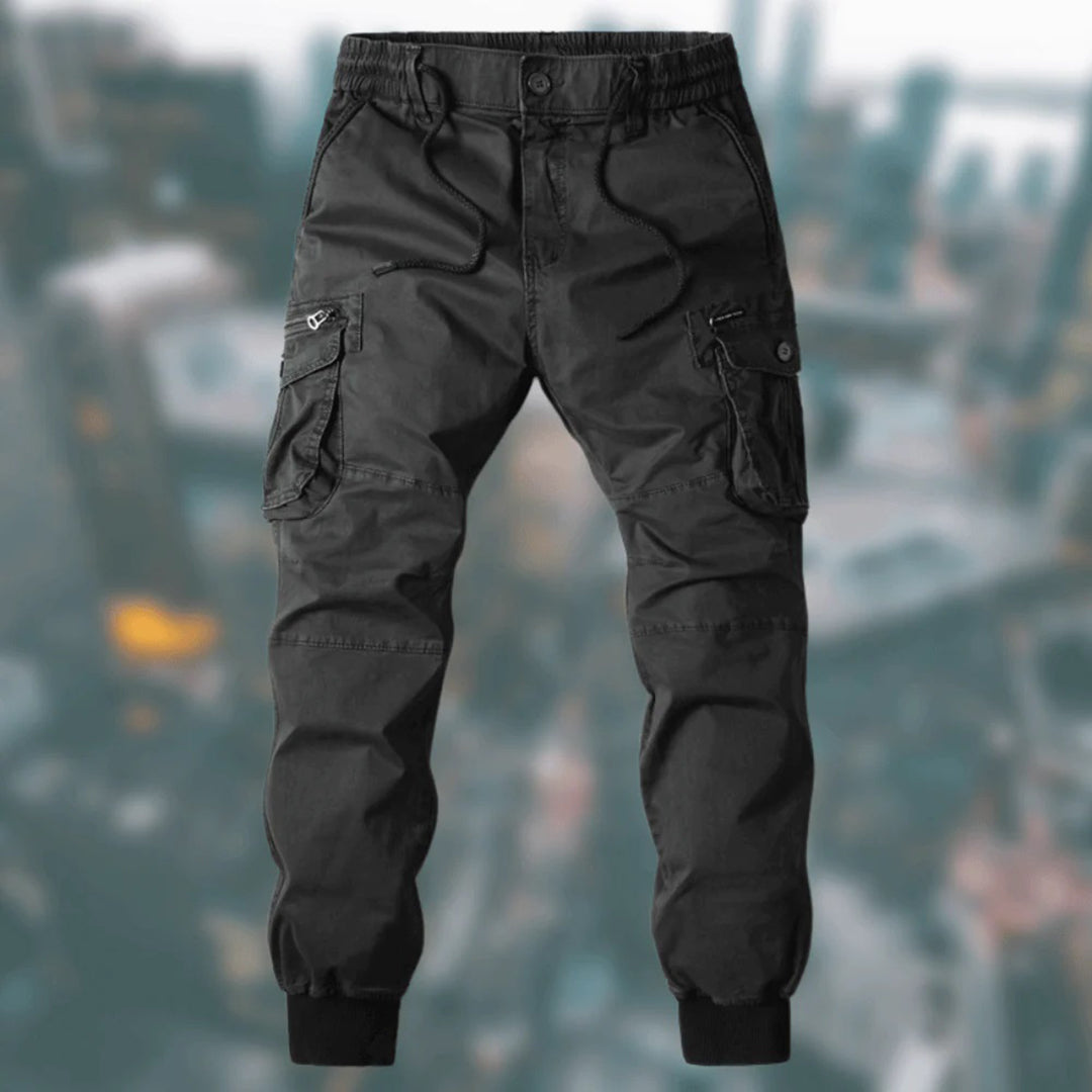 Schwarze Cargo-Hose für Herren, Baumwolle, urbaner Stil, mit Taschen, elastische Bündchen.
