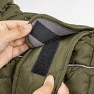 Grüne, gesteppte Hundejacke mit Klettverschluss, warmes Futter, ideal für kaltes Wetter. Perfekt für kleine bis mittelgroße Hunde.