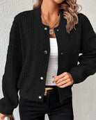 Damen Strickjacke in Schwarz, modisch und elegant, ideal für Herbst und Winter. Perfekt kombinierbar mit Jeans und T-Shirts.