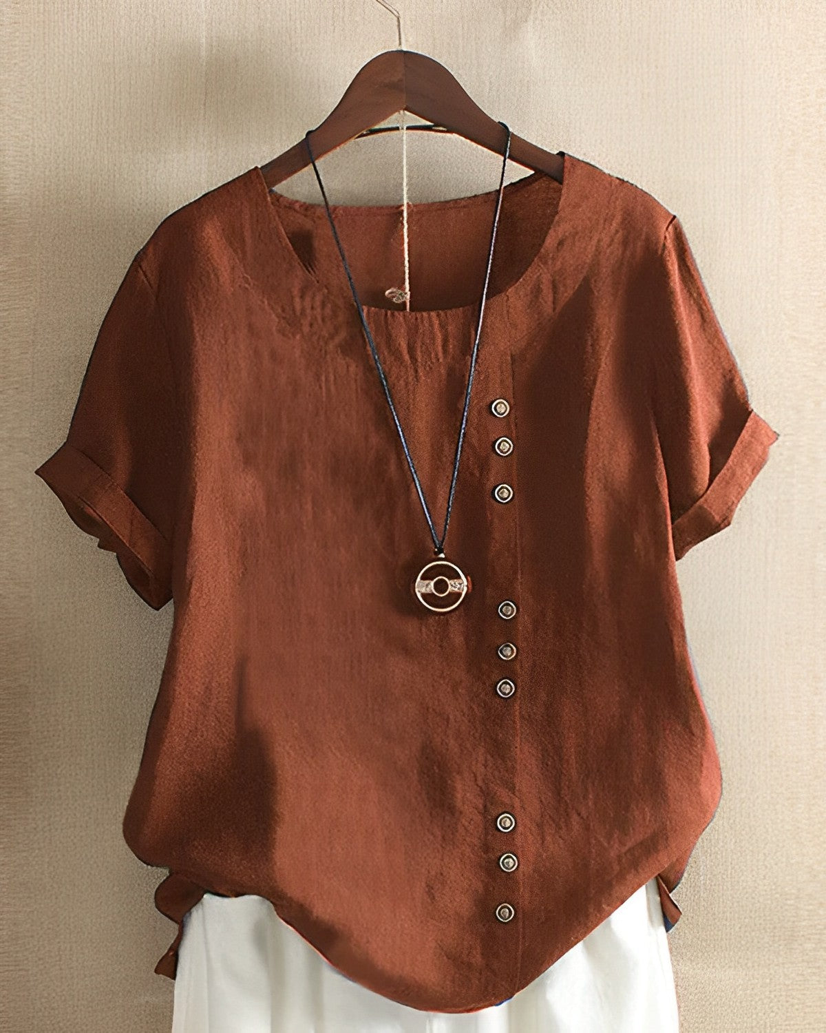 Braune Leinenbluse mit Knopfleiste und Halskette, Damenmode, lässig, Sommerkleidung.