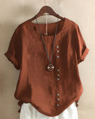 Braune Leinenbluse mit Knopfleiste und Halskette, Damenmode, lässig, Sommerkleidung.