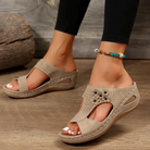 Beige Damen-Sandalen mit Blumenmuster, bequemem Keilabsatz und perforiertem Design. Perfekt für Sommermode und lässige Outfits.