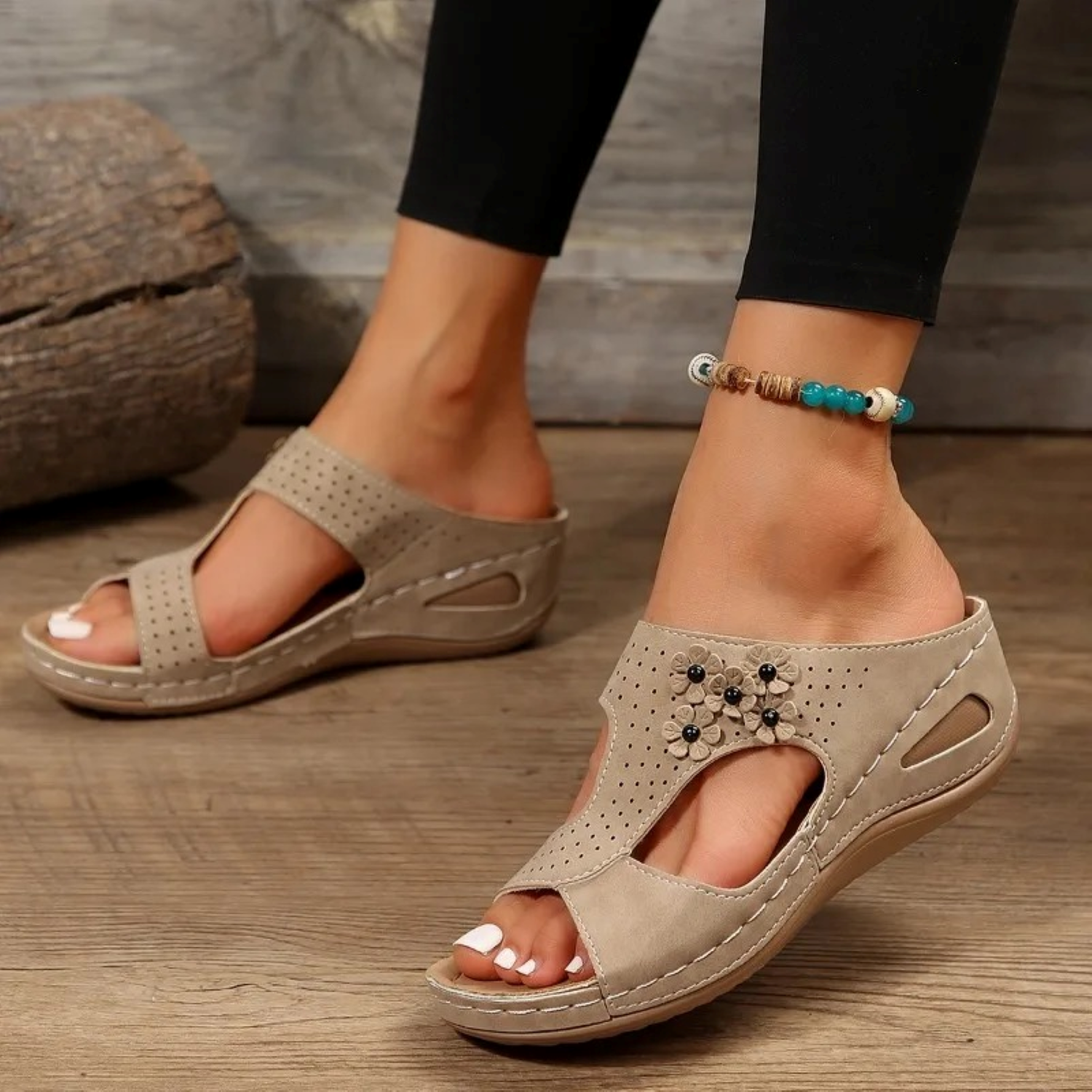 Beige Damen-Sandalen mit Blumenmuster, bequemem Keilabsatz und perforiertem Design. Perfekt für Sommermode und lässige Outfits.