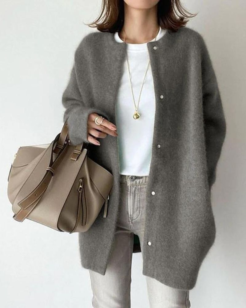 Damenmode: Grauer Strickcardigan, weißes T-Shirt, beige Handtasche. Eleganter Look, ideal für Herbstmode und lässige Outfits.