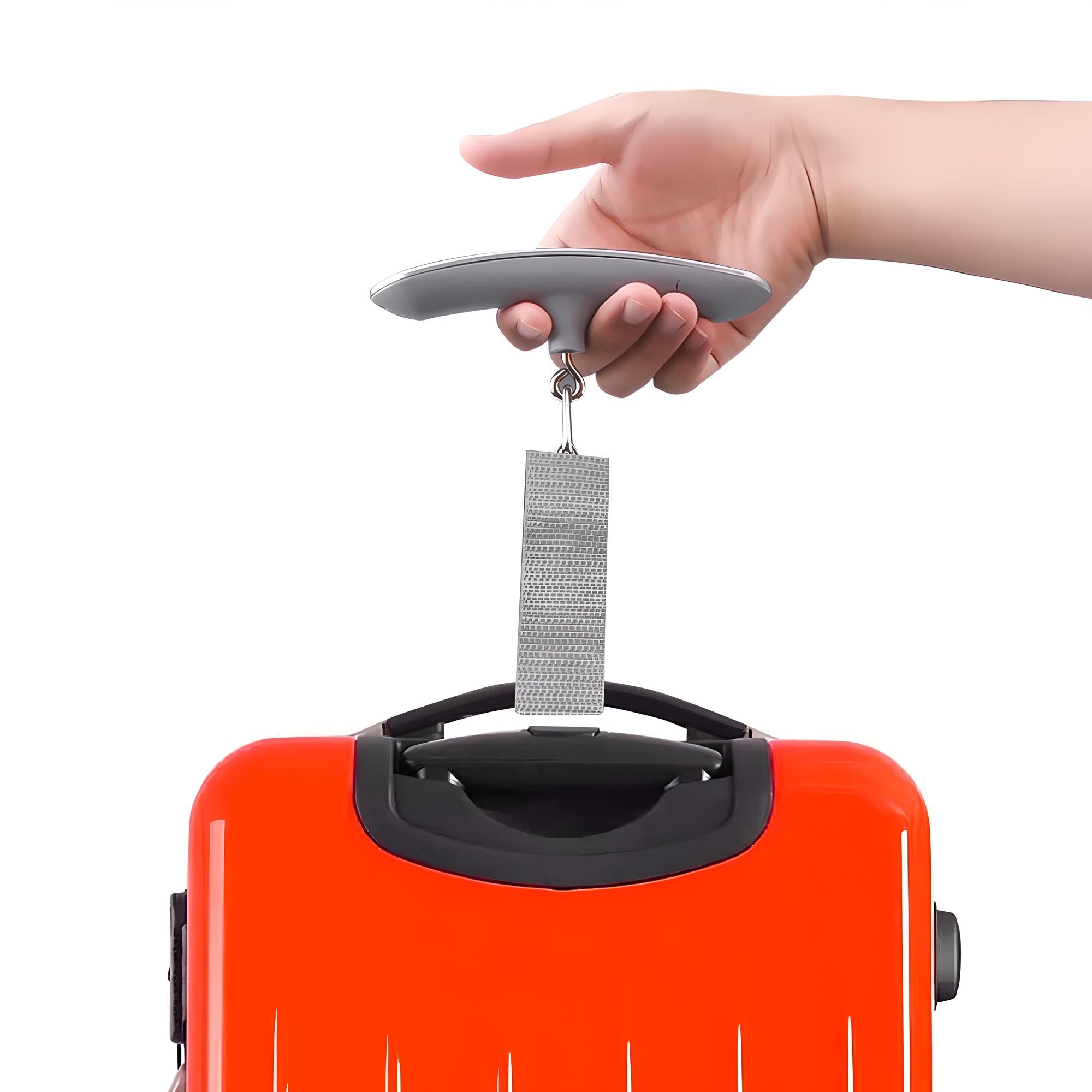 Hand hält tragbare Kofferwaage über rotem Hartschalenkoffer, Reisegepäck, Gewichtsmessung.