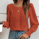 Damenbluse in Ziegelrot mit Spitzenmuster, langen Ärmeln und Rundhalsausschnitt. Perfekt für Herbstmode, stilvoll und elegant.