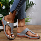 Graue Damen-Sandalen mit ergonomischem Design, ideal für Sommermode. Bequeme Passform, rutschfeste Sohle, perfekt für Freizeit und Strand.