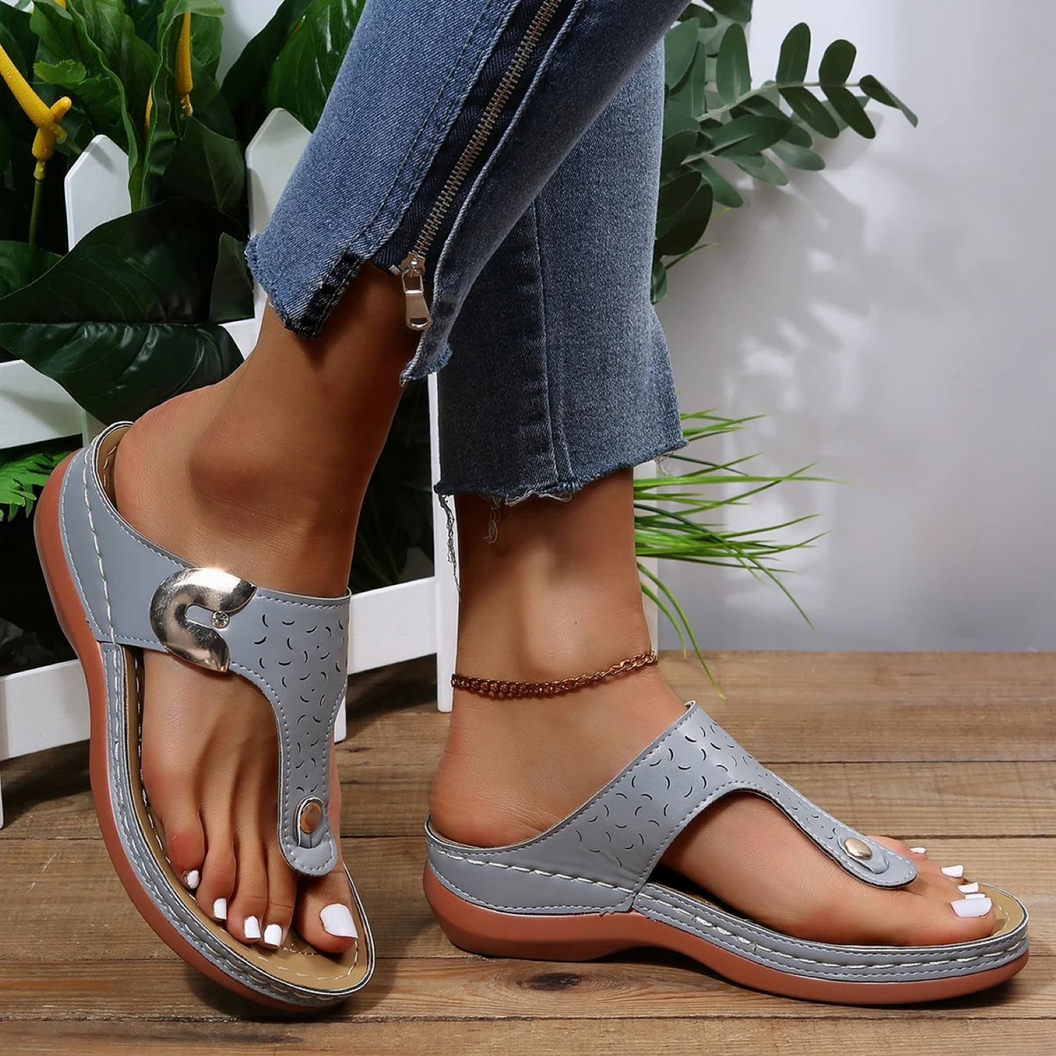 Graue Damen-Sandalen mit ergonomischem Design, ideal für Sommermode. Bequeme Passform, rutschfeste Sohle, perfekt für Freizeit und Strand.
