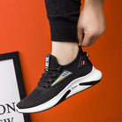 Schwarzer Sneaker mit atmungsaktivem Mesh-Obermaterial, sportlichem Design und rutschfester Sohle. Ideal für Laufen und Freizeit.