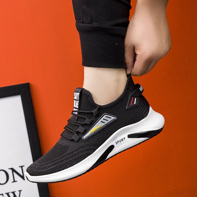 Schwarzer Sneaker mit atmungsaktivem Mesh-Obermaterial, sportlichem Design und rutschfester Sohle. Ideal für Laufen und Freizeit.