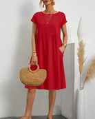 Frau in rotem Sommerkleid mit Strohtasche, elegante Mode, Freizeitkleidung, Damenbekleidung.