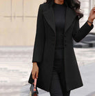 Eleganter schwarzer Damenmantel, knielang, mit Knopfleiste. Perfekt für Herbstmode, Business-Look und stilvolle Outfits. Hochwertige Verarbeitung.