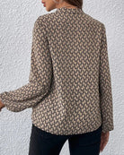 Damenbluse mit geometrischem Muster, langärmlig, beige-schwarz, elegantes Design, ideal für Büro und Freizeit, modische Damenbekleidung.