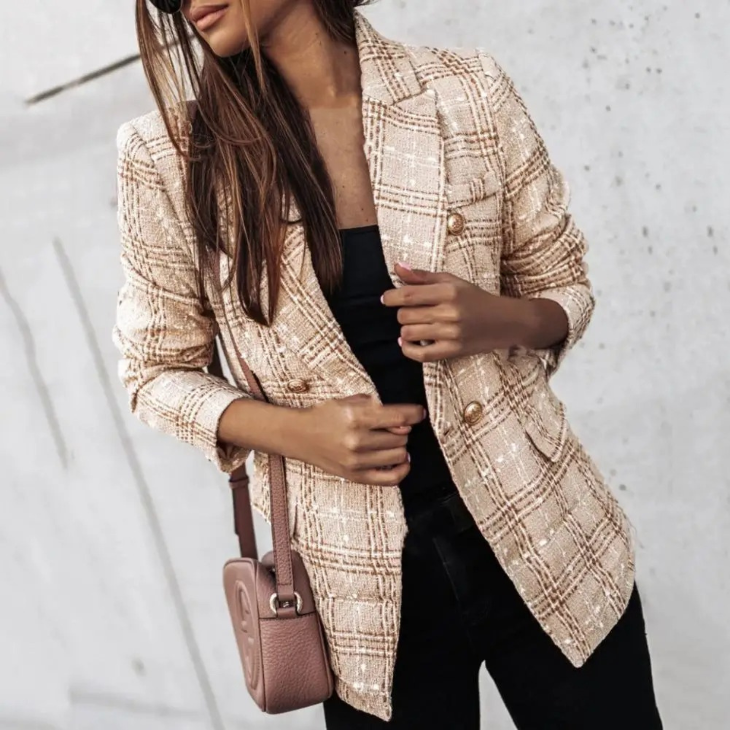 Eleganter karierter Blazer für Damen, beige, mit Knöpfen. Perfekt für stilvolle Business- und Freizeitlooks. Hochwertige Mode für moderne Frauen.