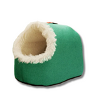 Grüne Katzenhöhle mit weichem, weißem Plüschrand, ideal für Haustiere. Gemütliches Katzenbett, modernes Design, perfekter Rückzugsort.