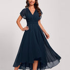 Elegantes dunkelblaues Abendkleid mit V-Ausschnitt und fließendem Chiffonstoff, ideal für formelle Anlässe und Hochzeiten.