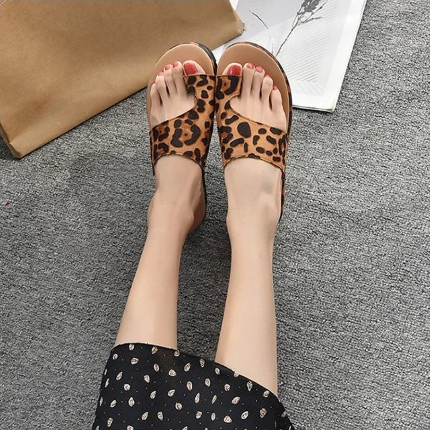 Damen-Sandalen mit Leopardenmuster, bequem und modisch, ideal für Sommermode. Perfekt für Strand, Freizeit und Alltag.