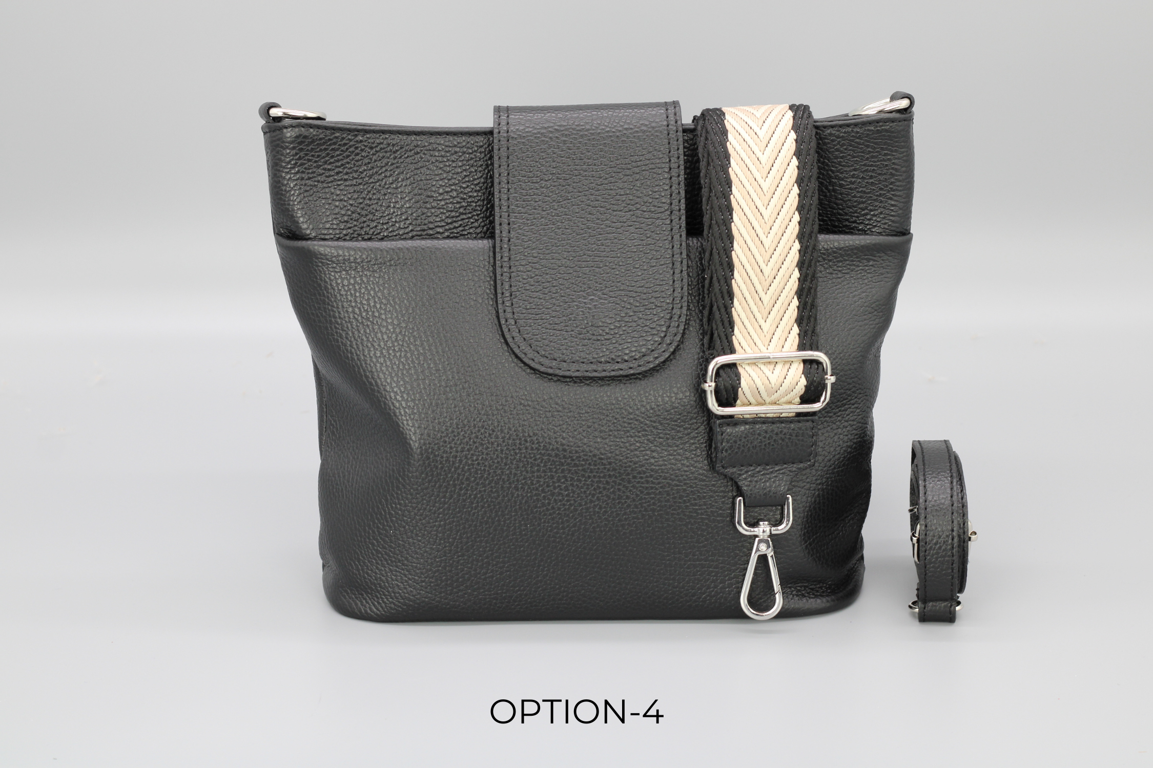 Schwarze Lederhandtasche mit verstellbarem, beige-schwarzem Schulterriemen. Stilvoll, modern, ideal für Damenmode und Accessoires.