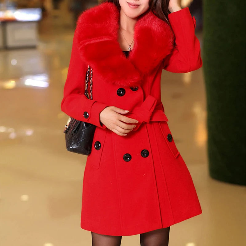 Damenmantel in leuchtendem Rot mit Kunstpelzkragen, eleganter Wintermode, doppelte Knopfleiste, stilvoller Look, ideal für kalte Tage.