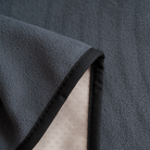 Graue, saugfähige Haustierunterlage aus Fleece mit rutschfester Unterseite, ideal für Hunde.