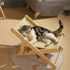 Katzenliege aus Holz mit gemütlichem Stoffbezug, ideal für Katzen zum Entspannen. Perfektes Katzenmöbel für modernes Wohndesign.