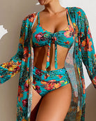 Frau in tropischem Bikini-Set mit Blumenmuster und passendem Kimono, Strandmode, Sommeroutfit.
