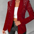 Eleganter roter Blazer mit funkelnden Pailletten, kombiniert mit einem weißen Crop-Top und schwarzen Lederhosen. Perfekt für festliche Anlässe.