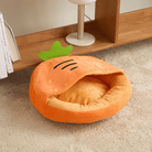 Orangefarbenes Karotten-Haustierbett aus Plüsch, gemütlich und dekorativ für Katzen und kleine Hunde.