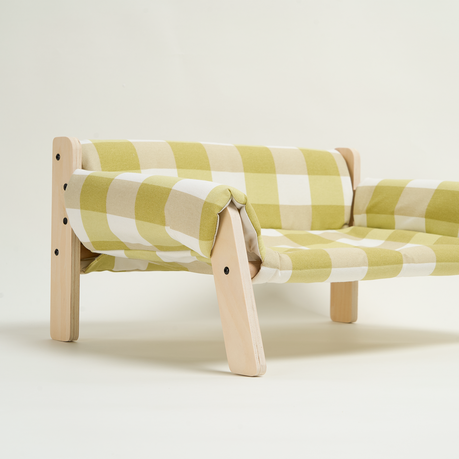 Grün-weiß karierter Haustier-Lounger aus Holz, modernes Design, bequemes Haustierbett.