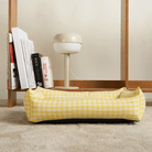 Gelbes kariertes Hundebett, abnehmbar, gemütlich, modernes Design, Wohnzimmer, Holzregal.