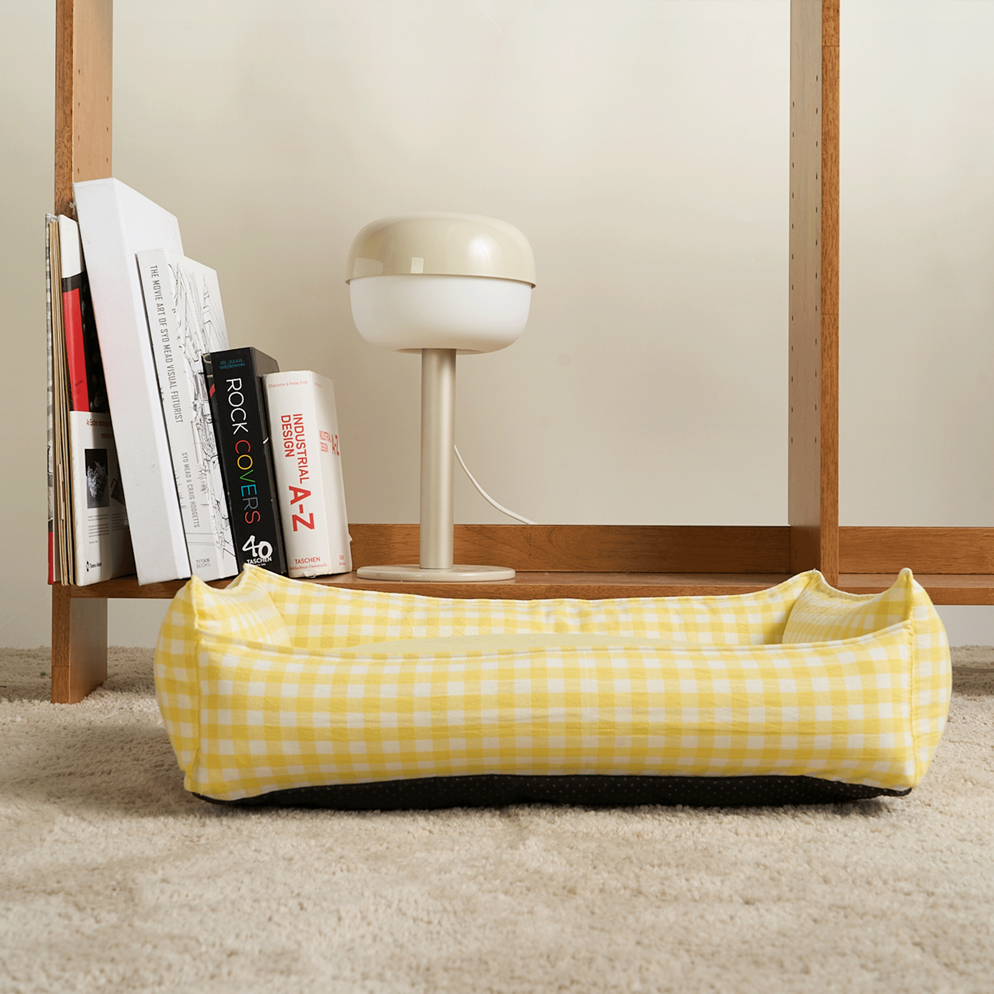 Gelbes kariertes Hundebett, abnehmbar, gemütlich, modernes Design, Wohnzimmer, Holzregal.