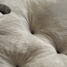 Beige Haustierbett aus Plüsch, muschelförmig, gemütlich und stilvoll für Katzen und kleine Hunde.