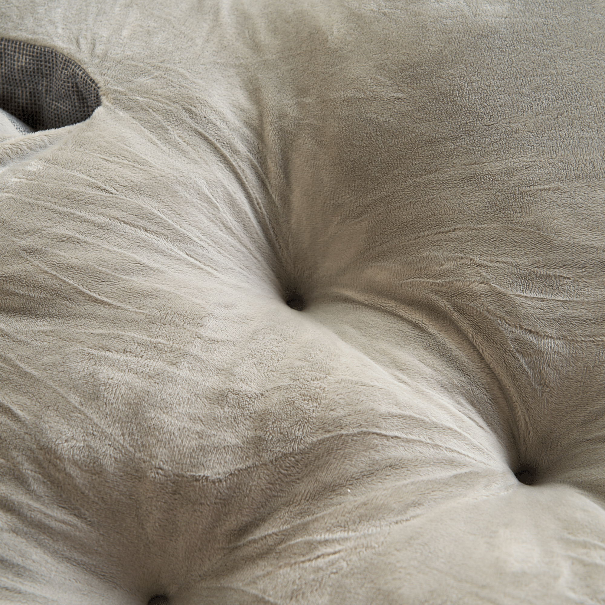 Beige Haustierbett aus Plüsch, muschelförmig, gemütlich und stilvoll für Katzen und kleine Hunde.