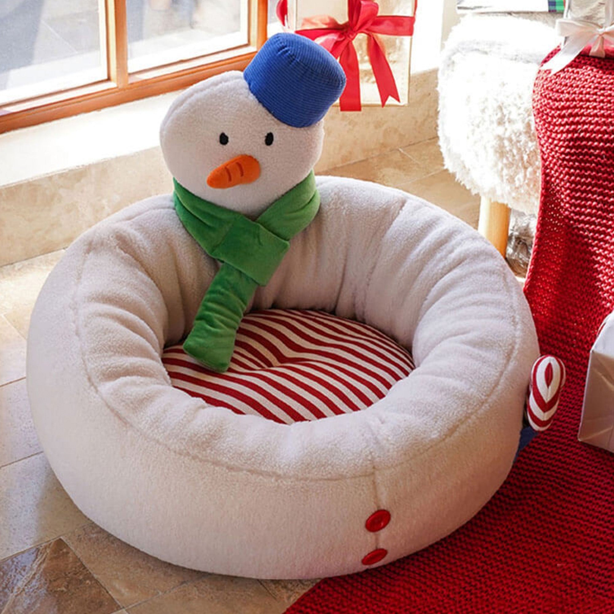 Schneemann-förmiges Katzenbett, weiß, rot gestreift, gemütlich, Winter, Haustierbett.